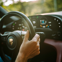 Manos en el volante de un coche - Seguro de vehículo
