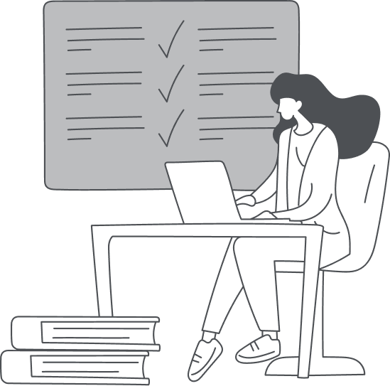 Profesional trabajando en laptop con gestión digital de seguros