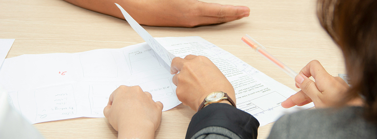 Profesionales revisando documentos de seguros - Experiencia en gestión de reclamaciones