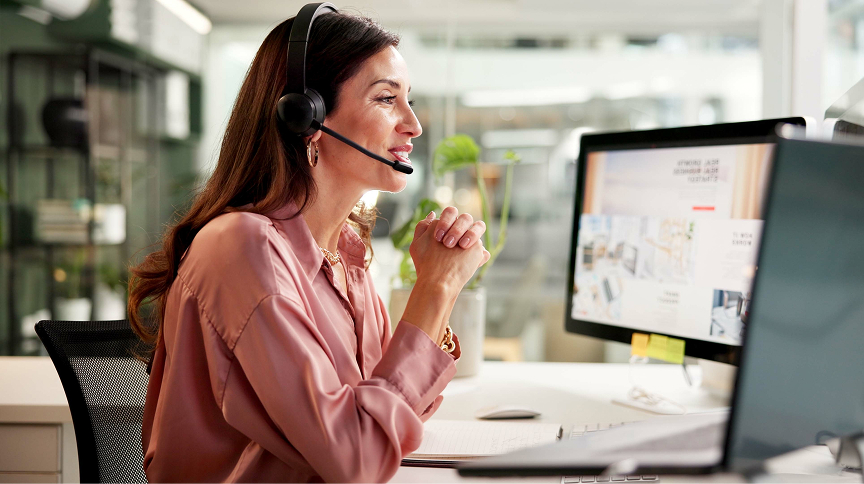 Mujer profesional con auriculares atendiendo consultas - Servicio al cliente Seplus