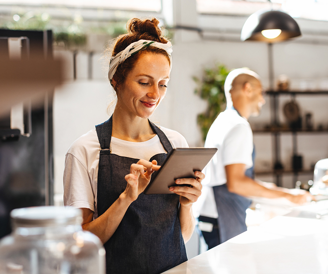 Mujer emprendedora usando tablet - Seguro de enfermedad para autónomos