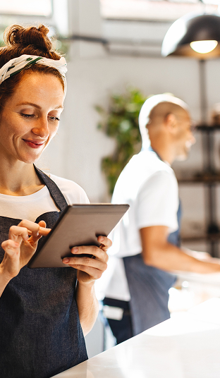 Mujer emprendedora usando tablet - Seguro de enfermedad para autónomos
